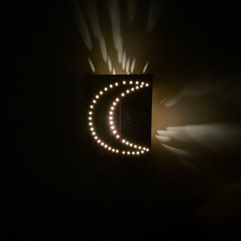 Lampe de chevet Lune et Coeurs (vue de face illuminée) - © Fanny Frauciel Créations - 2021